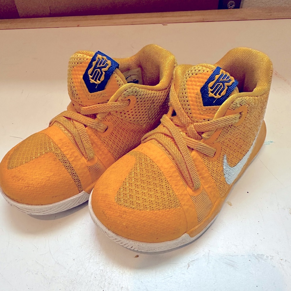 NIKES SZ6